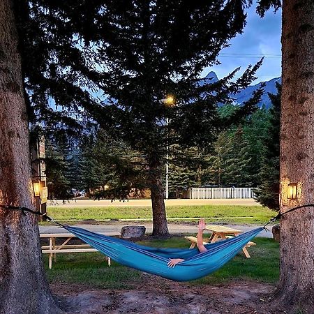 קאנמור Rundle Mountain Lodge מראה חיצוני תמונה