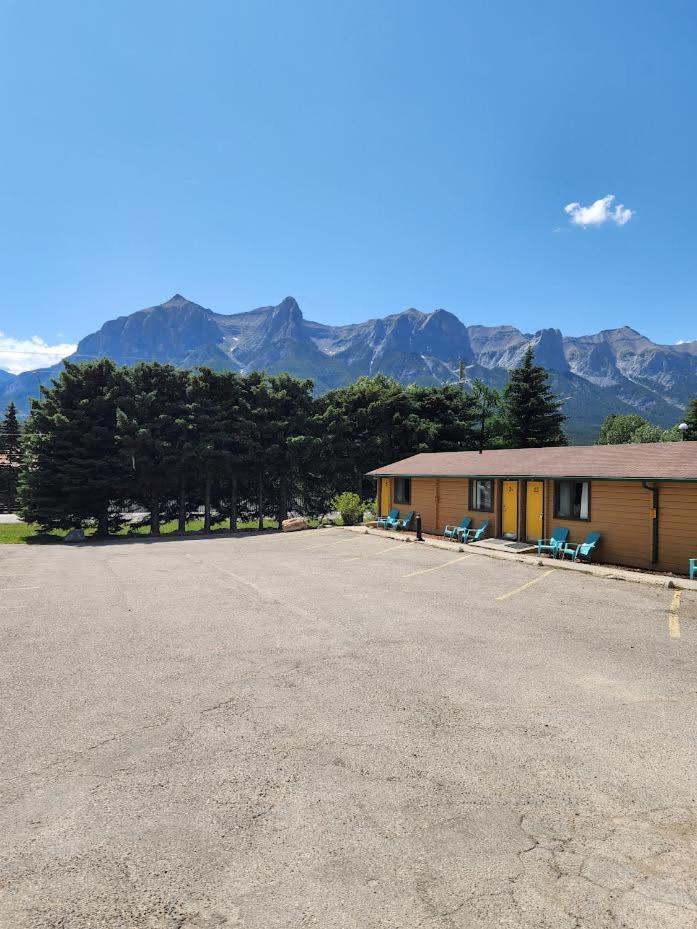 קאנמור Rundle Mountain Lodge מראה חיצוני תמונה