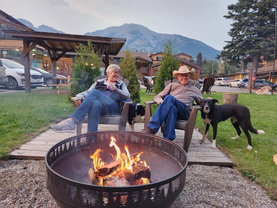 קאנמור Rundle Mountain Lodge מראה חיצוני תמונה